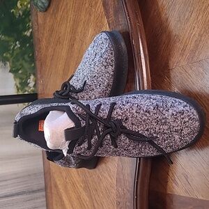 New! Rocket Dog Womens 8.5 black casual lace up comfy sneakers